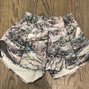 Lululemon hottie hot short size 2, 4 inch inseam